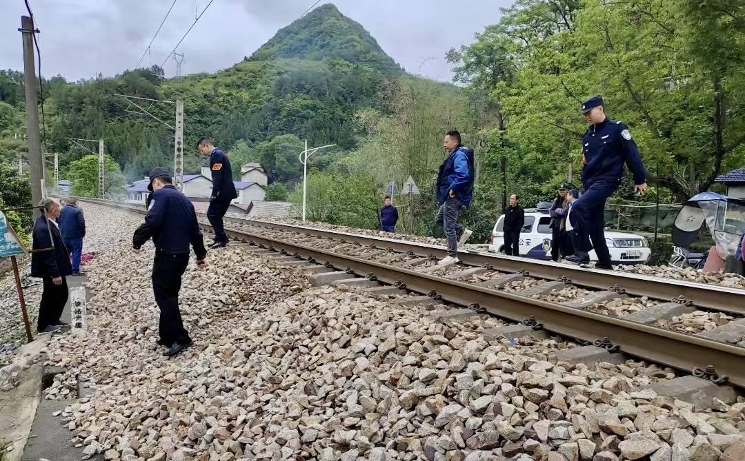 界面調查｜鐵路穿村而過：一個湘西村莊與17起火車撞人事故