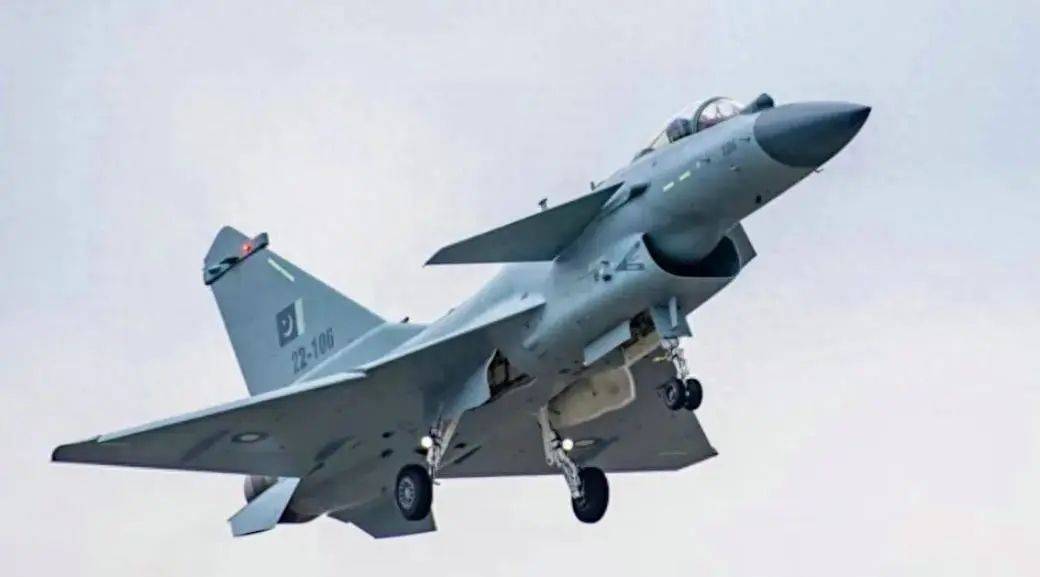 印巴空戰升級：殲-10CE擊落陣風，臺灣軍迷啞口無言，西方武器神話終破滅！