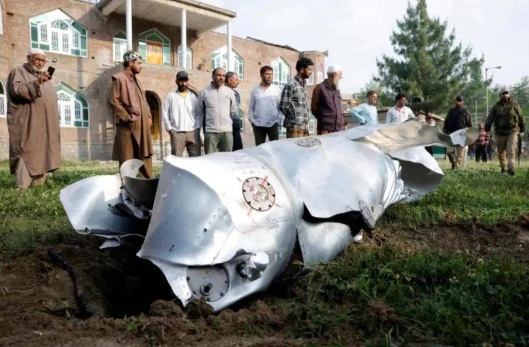 印巴空戰升級：殲-10CE擊落陣風，臺灣軍迷啞口無言，西方武器神話終破滅！