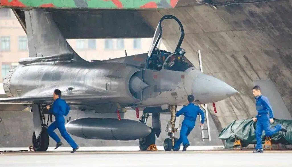 印巴空戰升級：殲-10CE擊落陣風，臺灣軍迷啞口無言，西方武器神話終破滅！