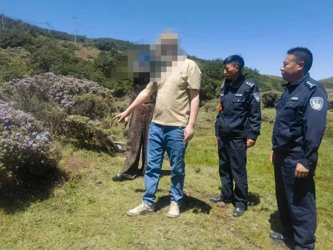 兩游客在景區盜挖索瑪花 警方：給予行政處罰，兩人認識到錯誤并作鄭重道歉