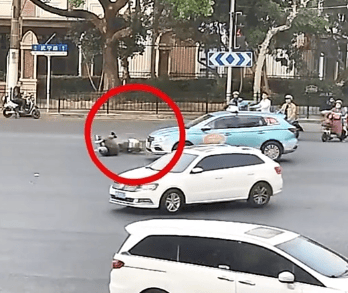 女子闖紅燈撞車受傷被定全責！交警：“為什么汽車一定有責任呢？”