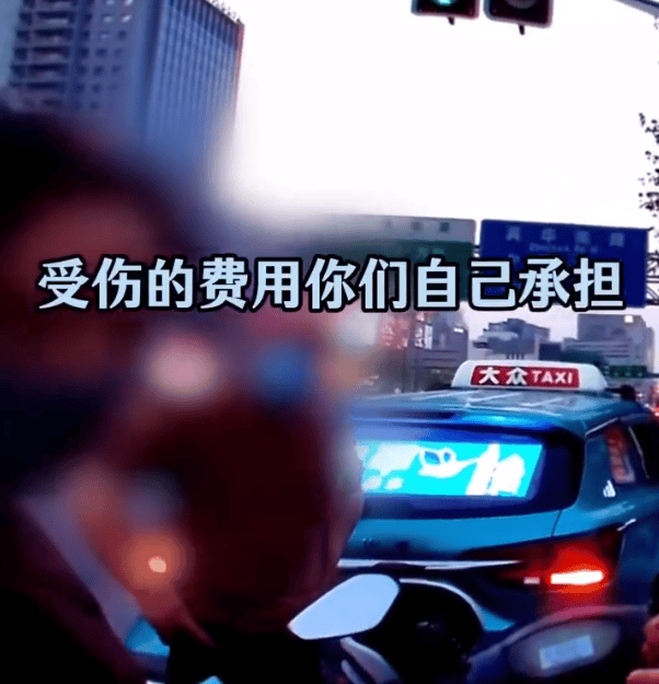 女子闖紅燈撞車受傷被定全責！交警：“為什么汽車一定有責任呢？”