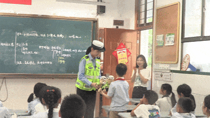 男孩“霸氣”對交警承諾：“報我名字，領100個包子！”