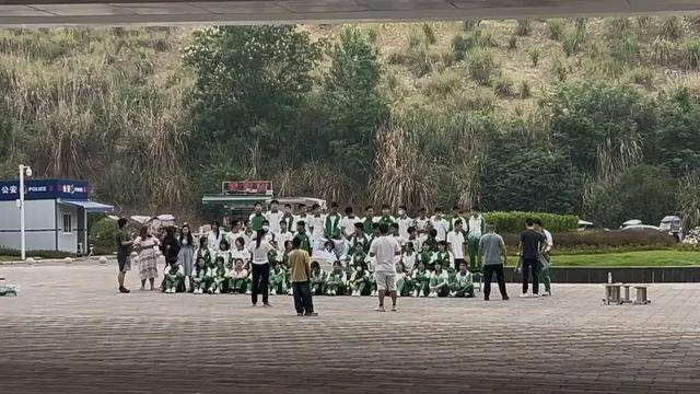 四川初三男生病重，全班同學帶板凳趕到醫院，拍下特殊的畢業照