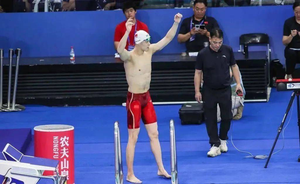 剛剛，潘展樂戰勝孫楊，奪得冠軍！實現10歲時的愿望
