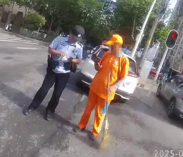 一只大肥羊從燒烤店“逃出生天”后，在漢口鬧市逛街，被多名群眾報警捉回