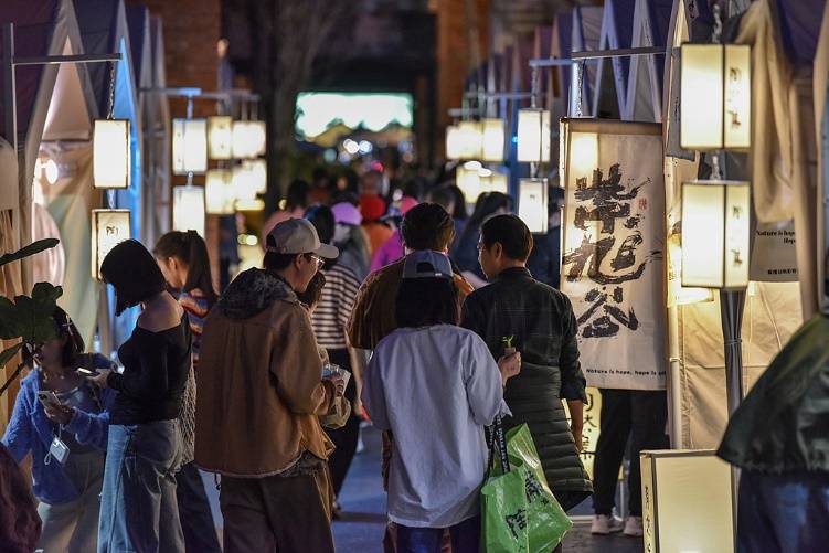 以瓷之名：關于景德鎮的三首“冰與火之歌”