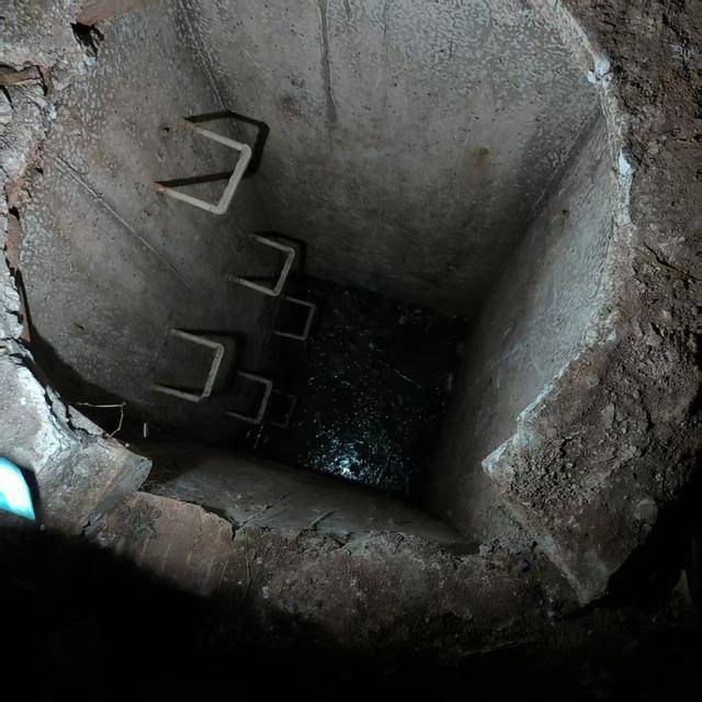 男生掉化糞池遇難，父親稱池上僅木板和磚、周圍鋪了草皮沒有警示標識，教育局最新回應