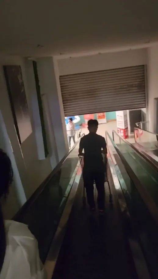 江蘇蘇州一大潤發店員著急下班，強制關閉載客中電梯！經理致歉：已警告處罰
