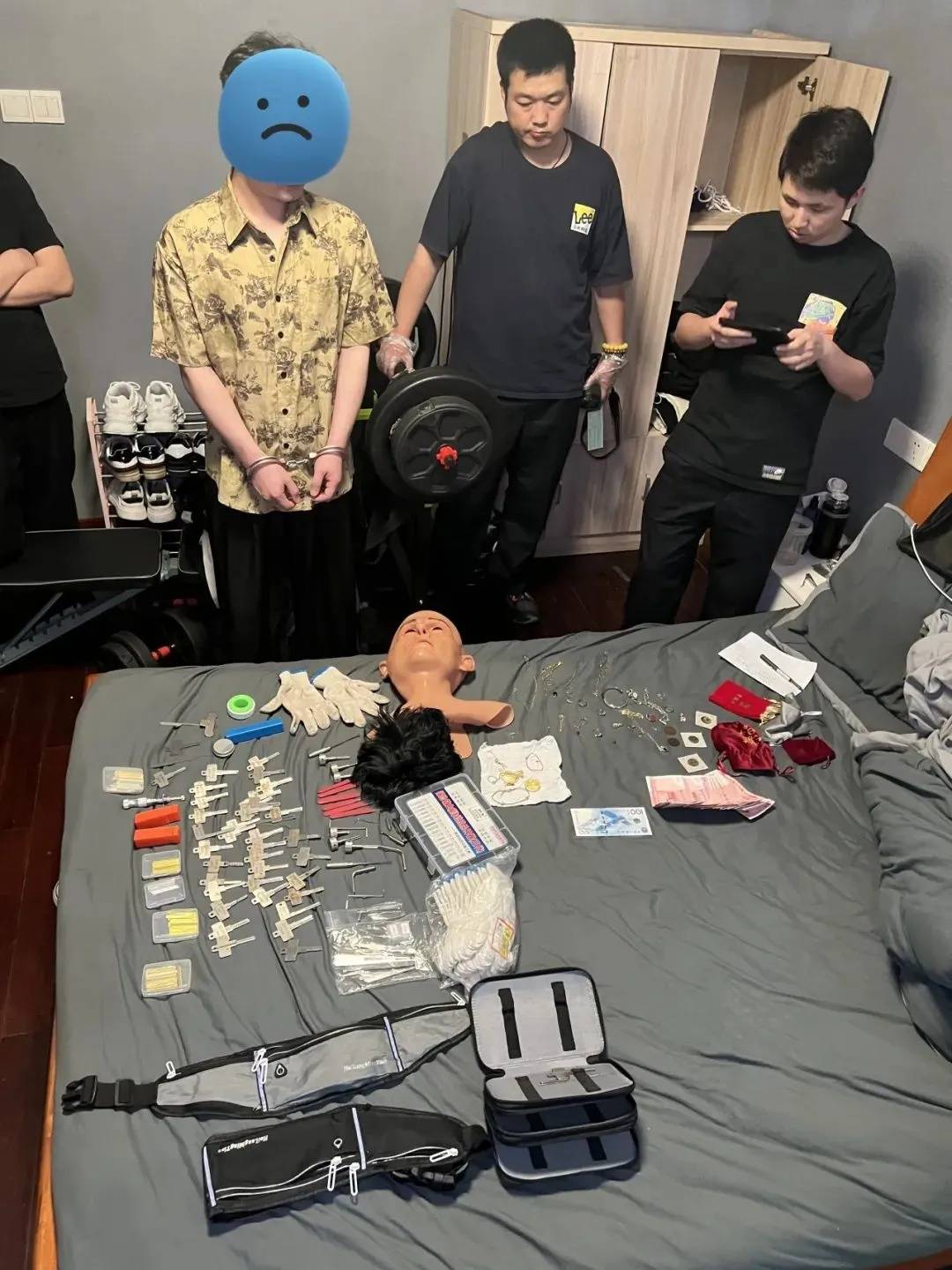 江蘇一男子戴仿真“人皮”面具入室盜竊，流竄多個小區作案，涉案金額達15萬余元