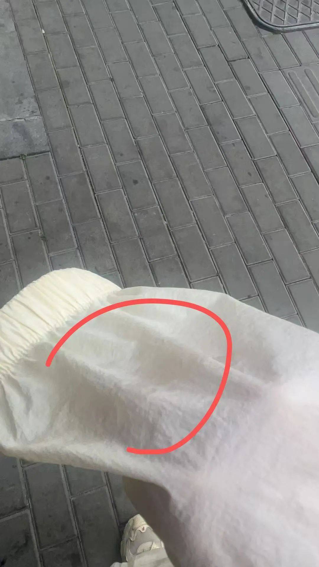 事發大連！天降痰液落在女子身上，她當場報警！此前同一地點……