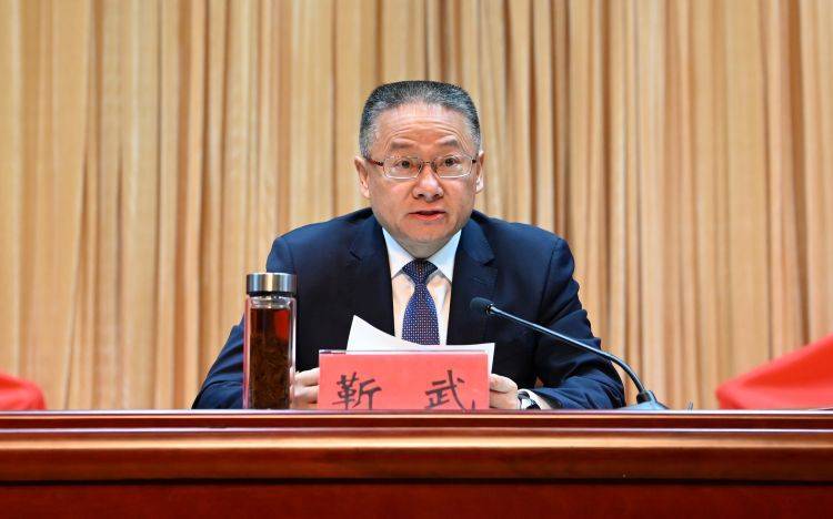 主持警示教育大會1天后，縣委書記靳武官宣落馬