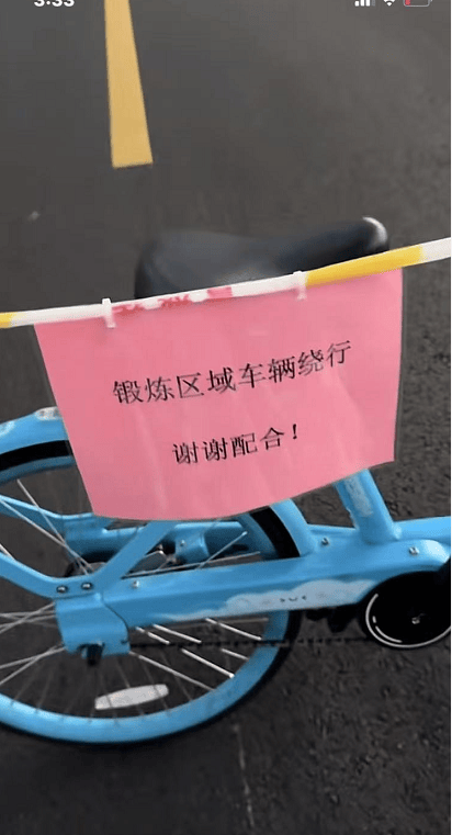 武漢大媽拉線封路跳廣場舞，懸掛告示“鍛煉區域車輛繞行”？當地回應