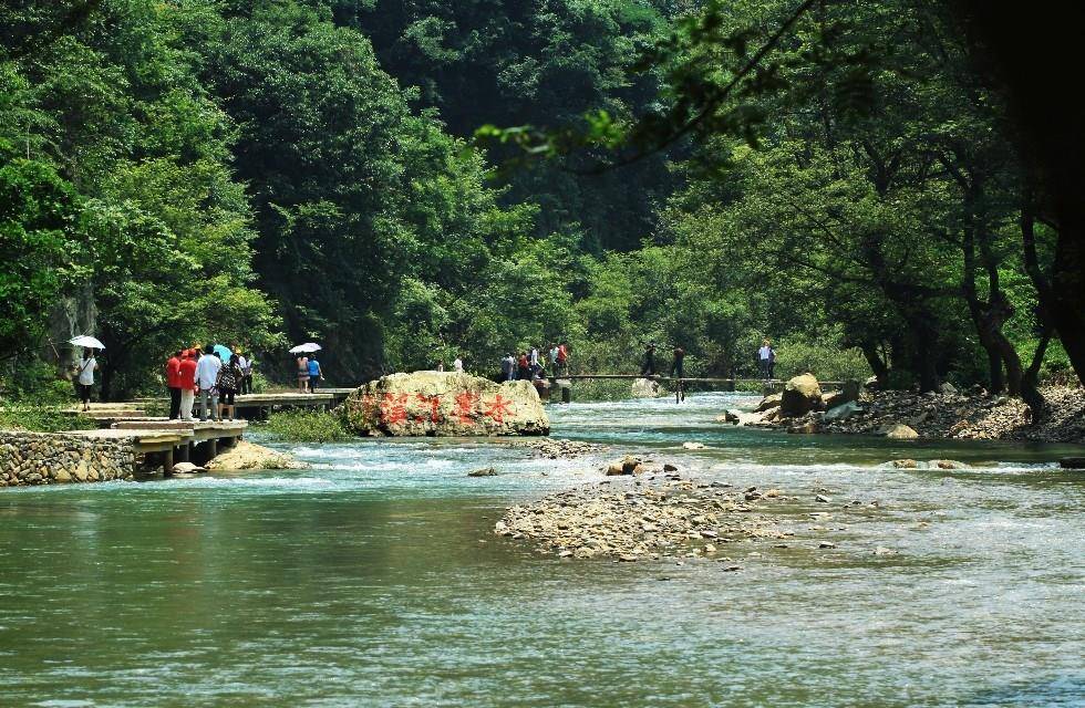 20萬粉絲博主江小隱在景區溺亡，景區回應：事發于下班時間，溪流上游放了水