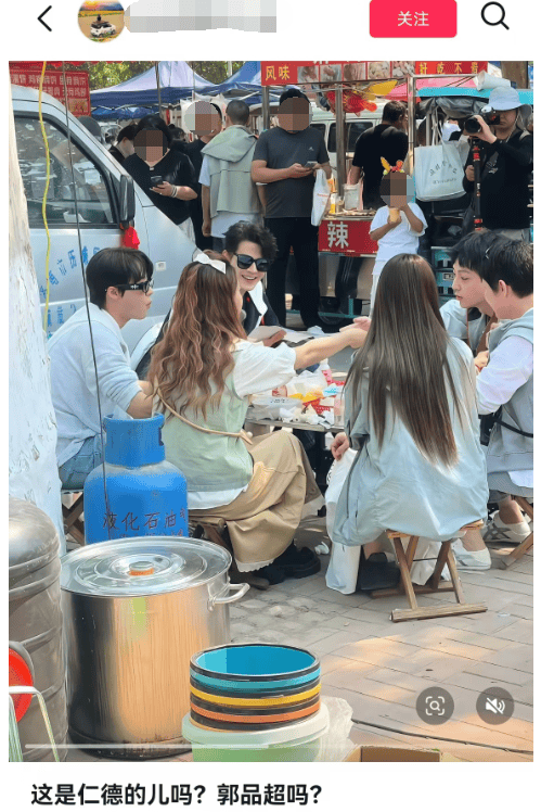 48歲知名演員回山東老家被偶遇：騎三蹦子、收麥子、趕大集、啃大蔥！網友：回家最勤的明星