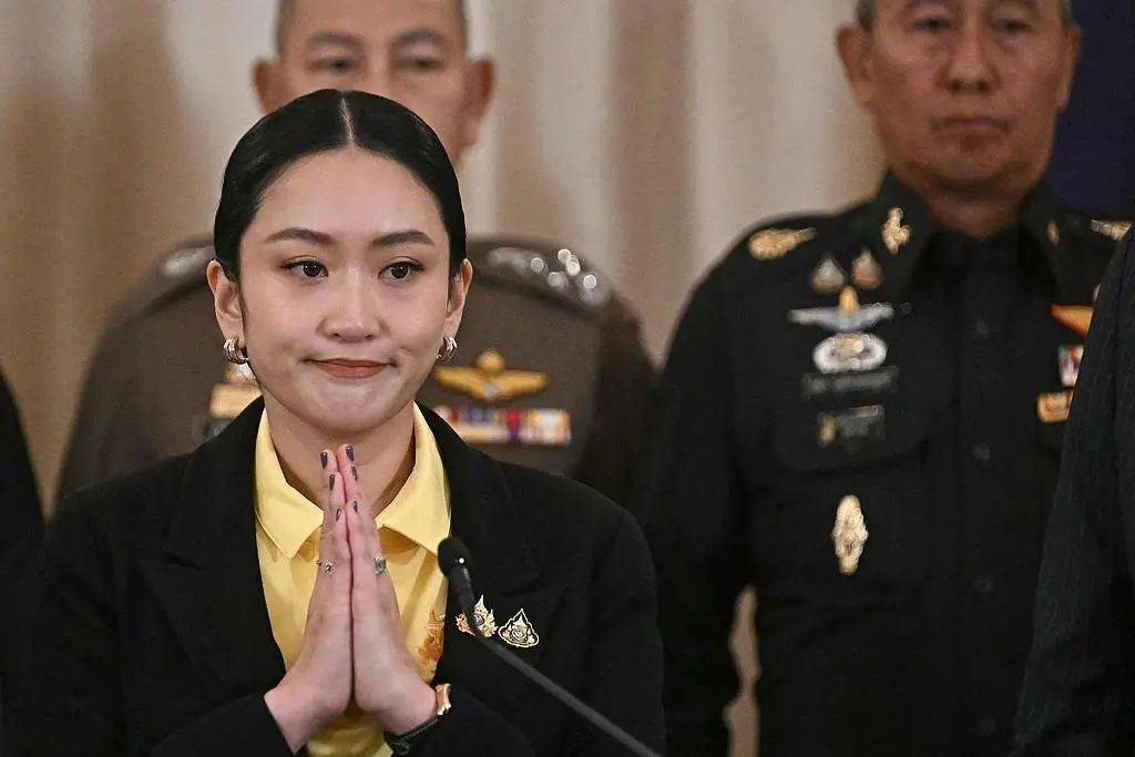 總理府已被圍，佩通坦拒絕辭職，軍方態度堅決，陸軍司令作出決定