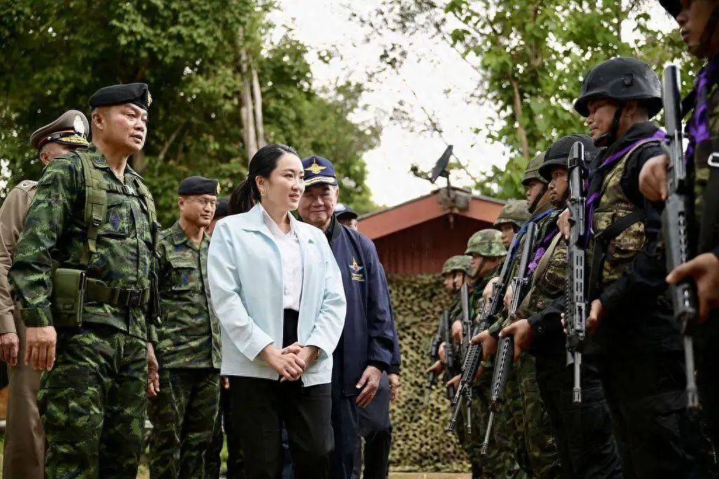 總理府已被圍，佩通坦拒絕辭職，軍方態度堅決，陸軍司令作出決定