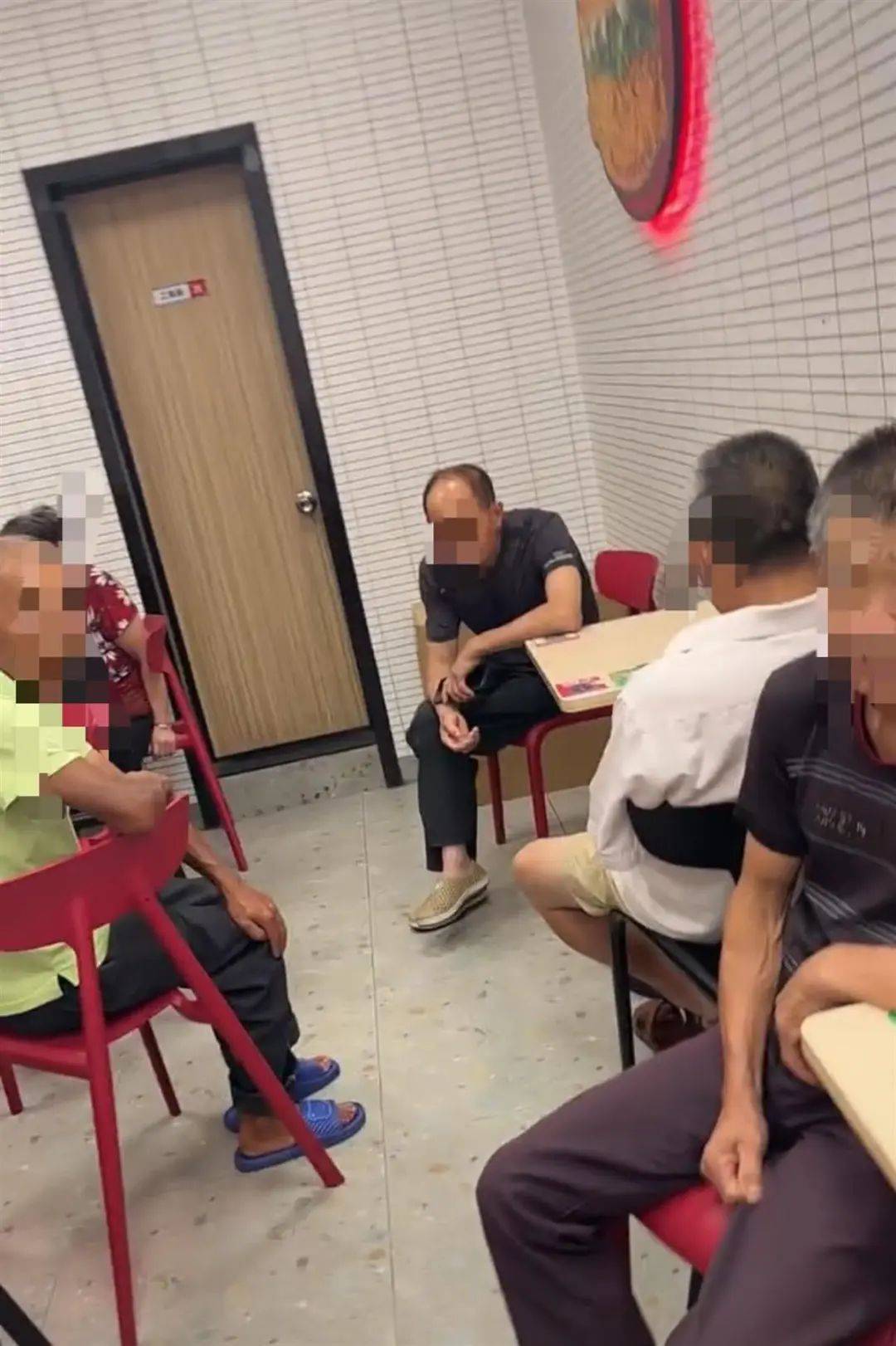 “老人為乘涼擠滿餐廳”，店家喇叭播放：這里不是老年活動中心；當地政府回應：已有人員跟進處理